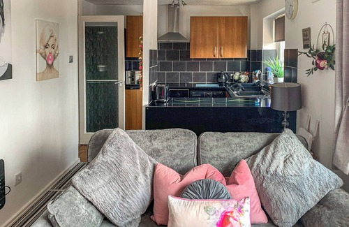 Rhyl Cottage | Sunny Rhyl Apartment - UK44631