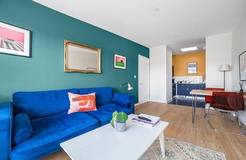 Haggerston Apartment | Sunny Shoreditch Oasis: Canal Views & Urban Charm