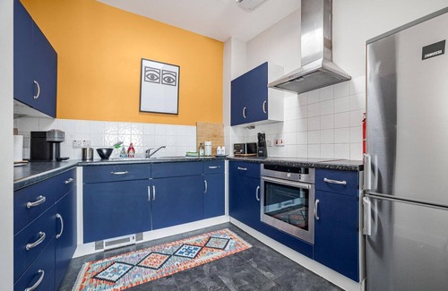 Haggerston Apartment | Sunny Shoreditch Oasis: Canal Views & Urban Charm