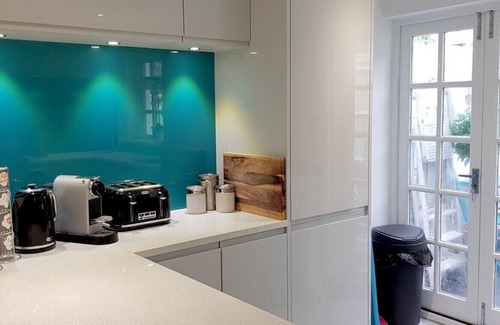 Brighton City Centre House | Sunny Side House - Great Central Location, Modern & Homely.