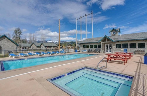 Sandpoint House | Sunny Side Up - Courtyard Beach Bungalow