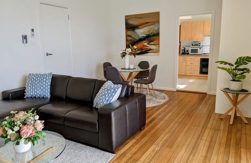 Allambie Heights Apartment | Sunny Spacious Suite with Pool + Spa - close to Manly Beach