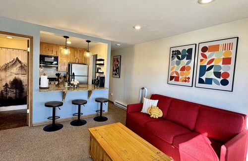 Steamboat Springs Condo | Sunny Steamboat ski condo with epic mountain views. Walk to resort base & lifts!