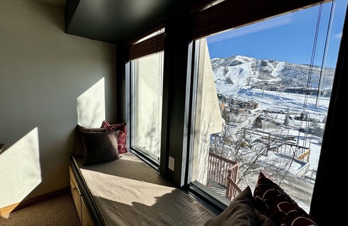 Steamboat Springs Condo | Sunny Steamboat ski condo with epic mountain views. Walk to resort base & lifts!