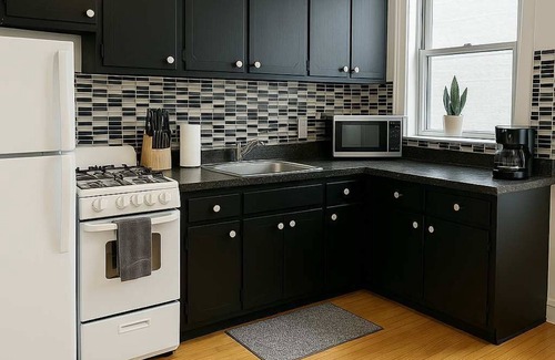 Ravenswood Apartment | Sunny Studio in Heart of Ravenswood