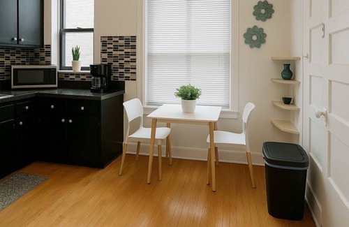 Ravenswood Apartment | Sunny Studio in Heart of Ravenswood