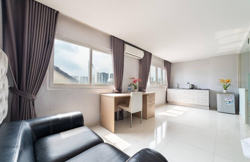 Phu My Hung House | Sunny Studio Stay | Steps from SECC & Coffee