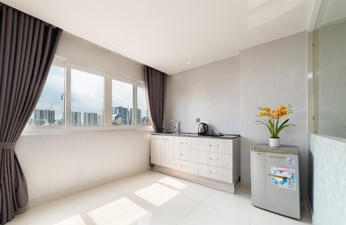 Phu My Hung House | Sunny Studio Stay | Steps from SECC & Coffee