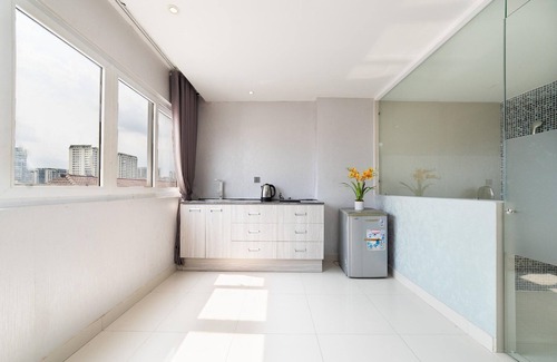 Phu My Hung House | Sunny Studio Stay | Steps from SECC & Coffee