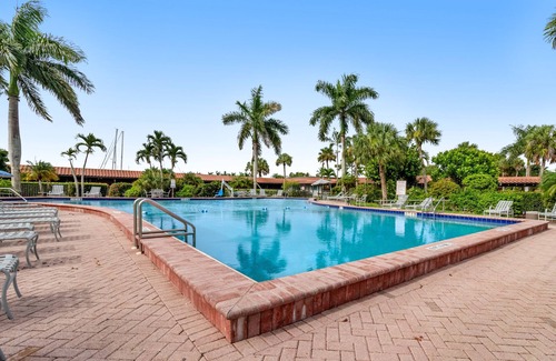 Naples House | Sunny studio with game room, heated pool, restaurant, tennis, sauna, BBQ, gym