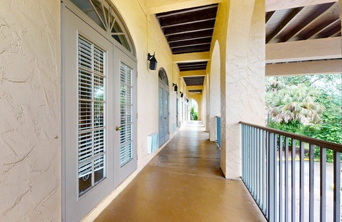 Naples House | Sunny studio with game room, heated pool, restaurant, tennis, sauna, BBQ, gym