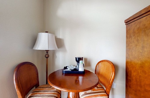 Naples Apartment | Sunny studio with heated pool, game room, tennis, restaurant, BBQ, gym, W/D, AC