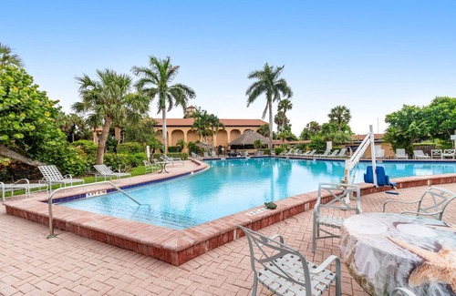 Naples Apartment | Sunny studio with heated pool, game room, tennis, restaurant, BBQ, gym, W/D, AC