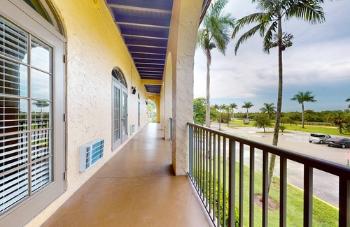 Naples Apartment | Sunny studio with heated pool, game room, tennis, restaurant, BBQ, gym, W/D, AC