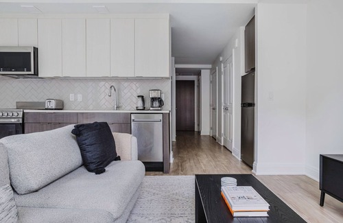 Capitol Hill Apartment | Sunny SW Waterfront Jr 1BR w/Roof Pool, nr Nightlife, by Blueground