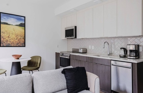 Capitol Hill Apartment | Sunny SW Waterfront Jr 1BR w/Roof Pool, nr Nightlife, by Blueground