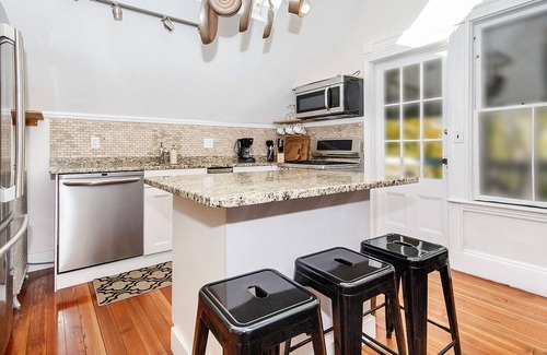 Dorchester House | Sunny Treetop Getaway | Near T