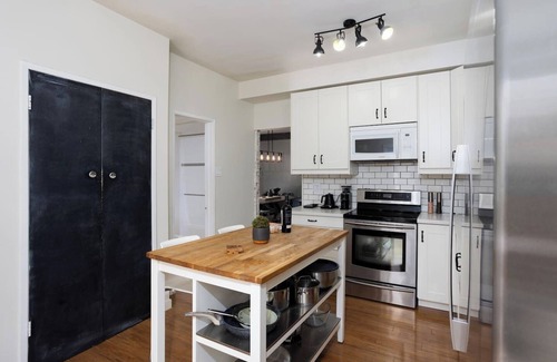 Sunnyside House | Sunnyside-3 br in Trendy Kensington-AC-Garage
