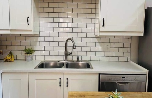 Sunnyside House | Sunnyside-3 br in Trendy Kensington-AC-Garage