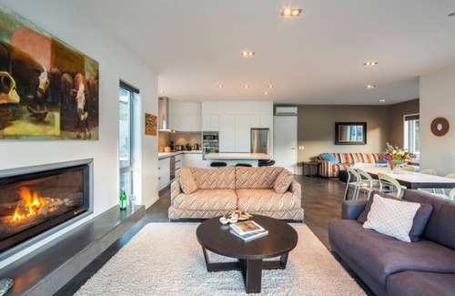 Kelvin Heights House | Sunnyside Vista | Sunny spacious home with spa