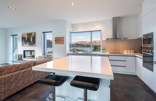 Kelvin Heights House | Sunnyside Vista | Sunny spacious home with spa