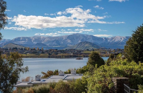 Kelvin Heights House | Sunnyside Vista | Sunny spacious home with spa