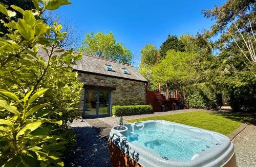 Newton Ferrers House | Sunridge Fishing Lodge with Hot Tub & Giant Cinema