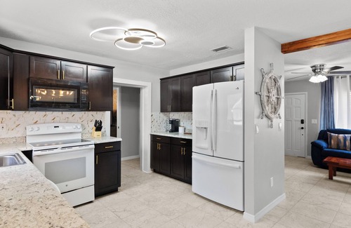 White City House | Sunrise Escape W/Heated Pool and Pergola