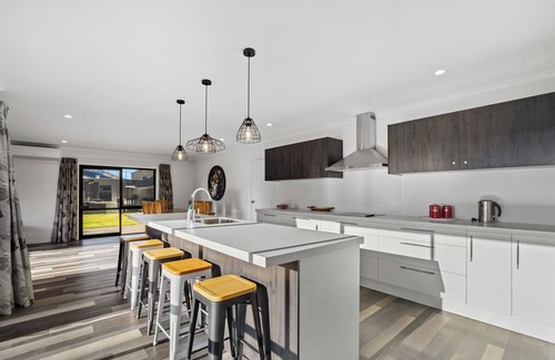 Lowburn House | Sunrise Hideaway - Cromwell Holiday Home