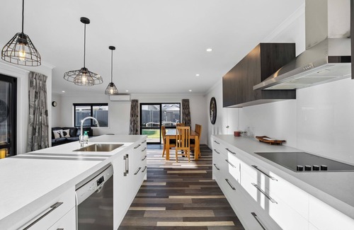 Lowburn House | Sunrise Hideaway - Cromwell Holiday Home