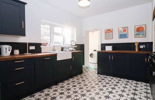 Lowestoft Cottage | SUNRISE HOUSE, pet friendly, with a garden in Pakefield