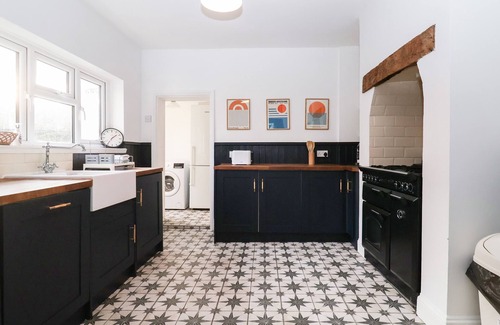Lowestoft Cottage | SUNRISE HOUSE, pet friendly, with a garden in Pakefield
