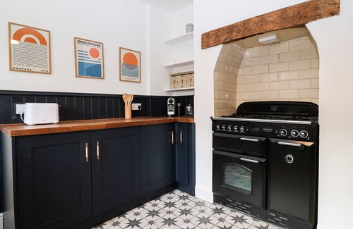 Lowestoft Cottage | SUNRISE HOUSE, pet friendly, with a garden in Pakefield