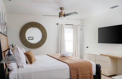 Vilano Beach Hotel | Sunrise King Studio-5 min walk to Vilano Beach!