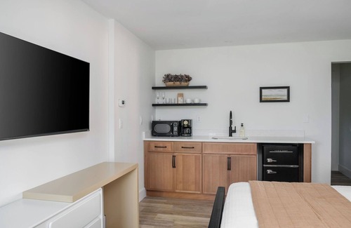 Vilano Beach Hotel | Sunrise King Studio-5 min walk to Vilano Beach!