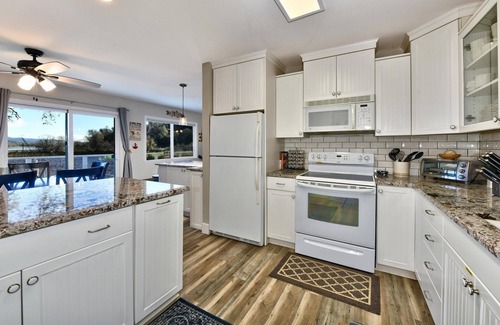 Clear Lake House | Sunrise Lake Escape - -Beautiful Lakefront with Dock Paddleboards and Kayaks!