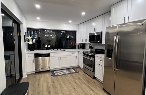 Sunrise House | Sunrise Oasis Our charming 3 Bedroom 2 Bathroom, beautiful Lakeview Getaway.