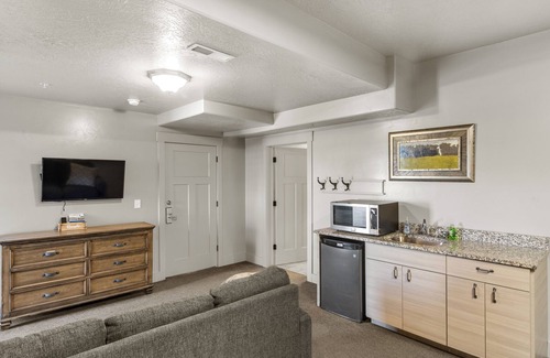 Harbor Village Condo | Sunrise Resort Room #106 | 2 Bed, 1 Bath