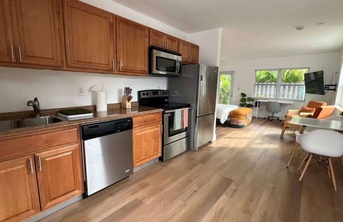 Sailboat Bend Apartment | Sunrise Studio-Bright 1 Bed 1 Bath