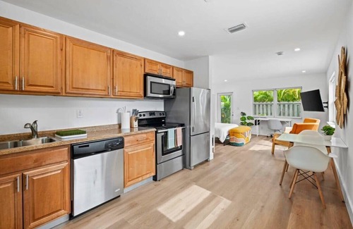 Sailboat Bend Apartment | Sunrise Studio-Bright 1 Bed 1 Bath