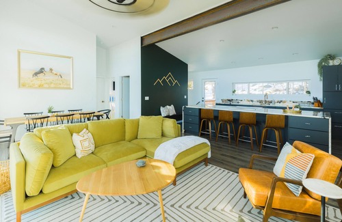 Central City House | Sunrise+Sunset views - HotTub/Firepit/RecRoom/BBQ/Yoga studio/Treadmill