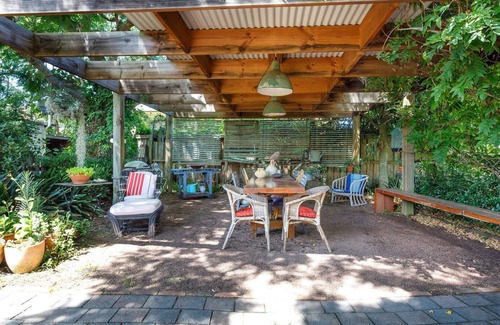 Tea Gardens Cottage | Sunroom Cottage - 40A Witt Street