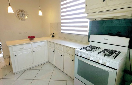 West Coast House | SUNSEEKERS - Spacious, newly renovated family home, close to airport & beach