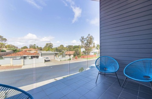 Marmion Apartment | Sunset Apartments - Blue Apt! 2BR - 100m to shops.