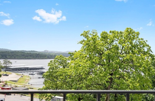 Indian Point Condo | Sunset Balcony - Lakeview Suite w/2 Queens, Swim Up Bar, Resort Pool Access