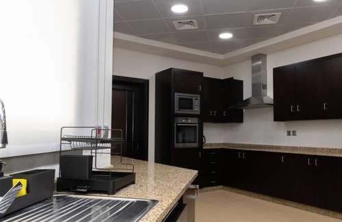 Jumeira 3 Bed & Breakfast | Sunset Beach Shared Escape at Full Moon Villa