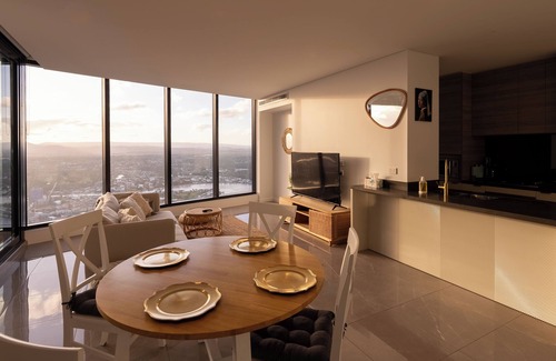 Gold Coast Apartment | Sunset Boulevard - Sky High Apt on Ocean Meirton