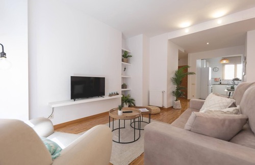 Barri Vell Apartment | Sunset - Holiday Apartment Rental in Girona | Bravissimo