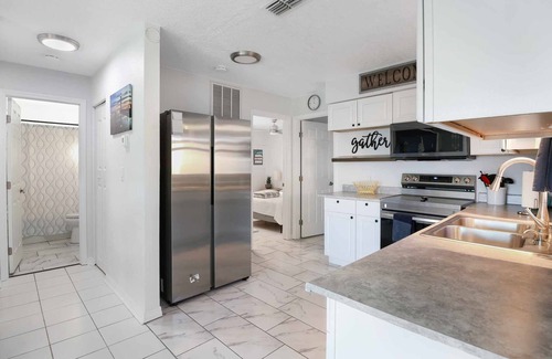 Hudson Beach Estates House | Sunset Lagoon. In the heart of Hudson. Waterfront. 2 minute walk beach/dining