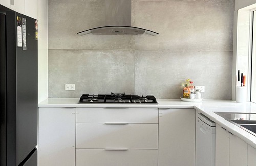 Hallett Cove Villa | Sunset Ocean Deck, Garden BBQ, Fast Wi-Fi, Walk to Beach – Romantic Coastal Stay